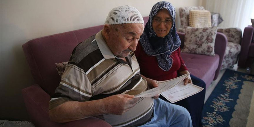 90 yaşında okuma yazma belgesi aldı