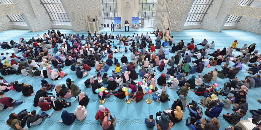 Almanya'da Müslüman öğrenciler camide dua ederek okula başladı