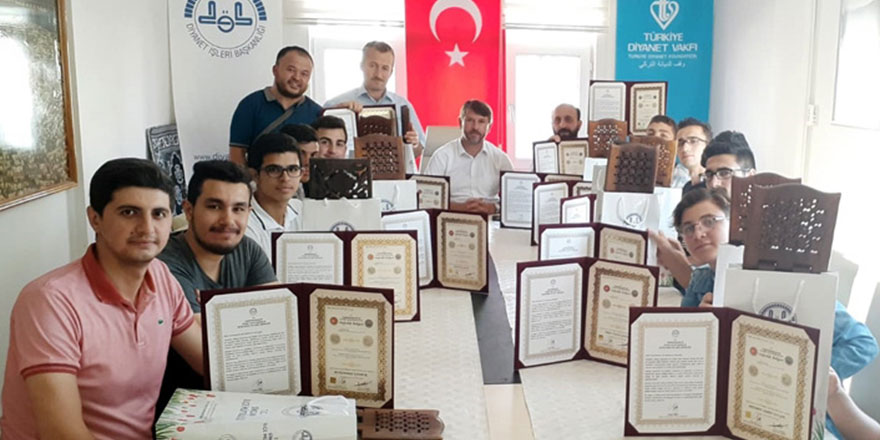 Hafızlığını tamamlayan 23 öğrenciye belgeleri verildi