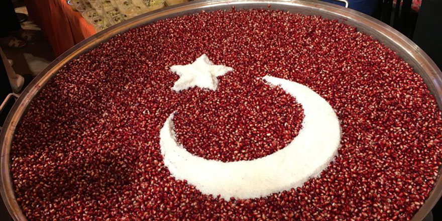 Tarihi Mısır Çarşısı'nda aşure dağıtıldı