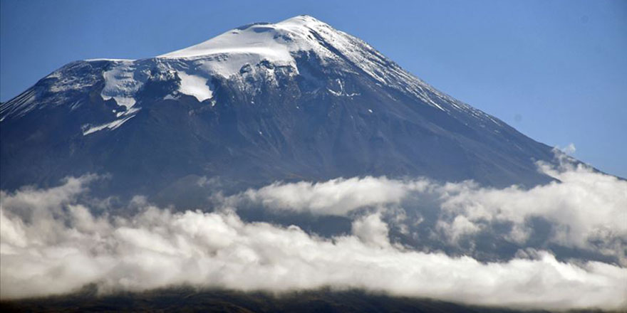 'Türkiye'nin çatısı' Ağrı Dağı'na beyaz rahmet yağdırıldı