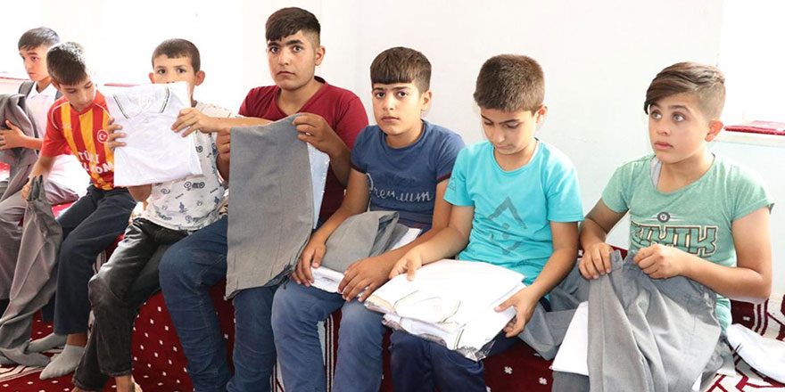 Said Nursi Camii'nde öğrencilere okul kıyafeti desteği