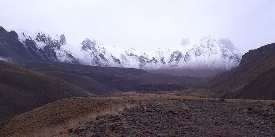 Kayserili 73 yaşındaki gazeteci Bekir Demirağ, Erciyes'e 87. Zirve tırmanışını yaptı