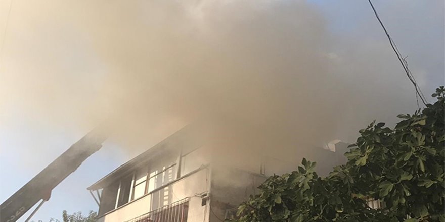 Çatıda mangal yaparken evi yaktı