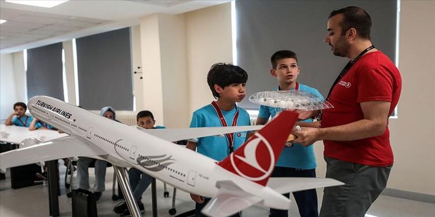 THY çocuklara simülatörle uçuş deneyimi yaşatıyor