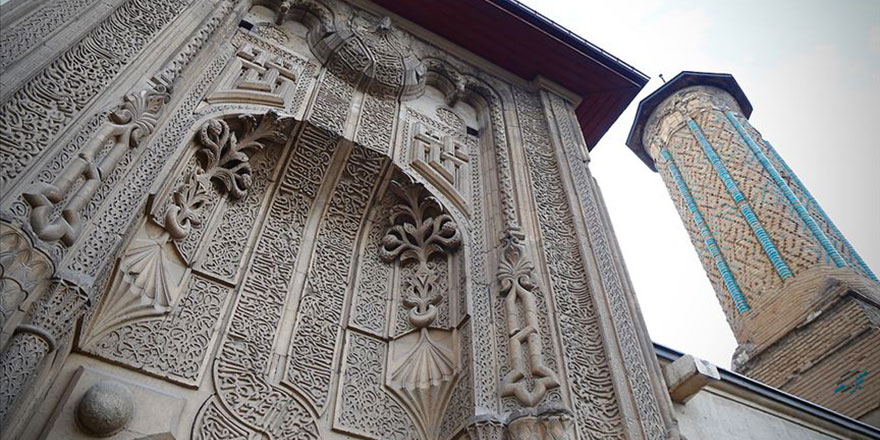 Kubbesindeki Kur'an ayetleri ziyaretçileri cezbediyor