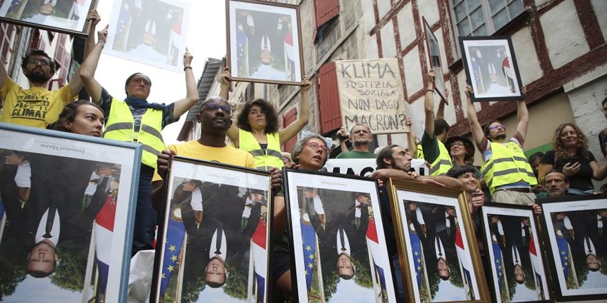 Mahkeme, Macron'un belediyedeki portrelerini indirenleri haklı buldu