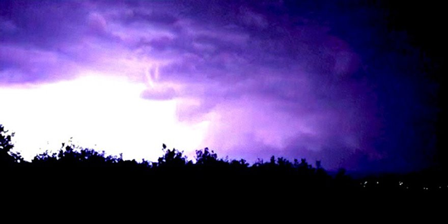 Erzurum'da şimşekler geceyi aydınlattı