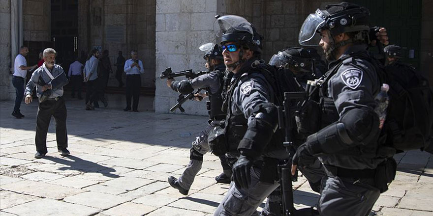 İşgalci İsrail polisi Mescid-i Aksa'da cemaate saldırdı