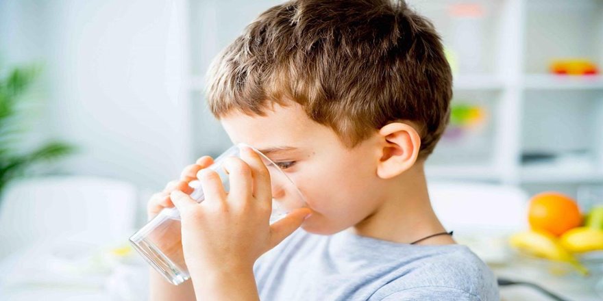 İshal olan çocuğa bol su içirilmeli