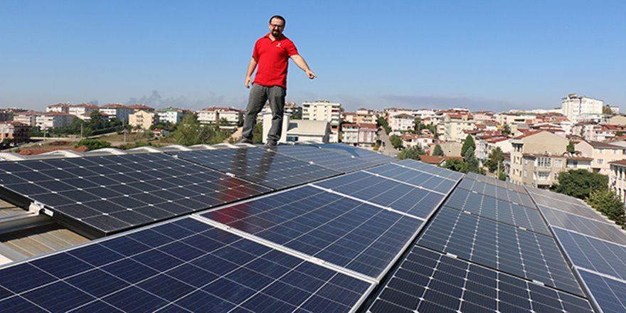 Evinin çatısında ürettiği elektriği dağıtım şirketlerine satıyor