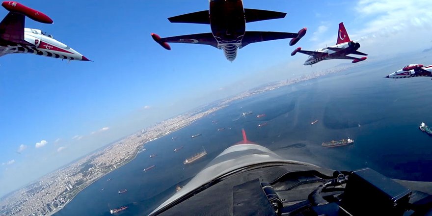 Türk Yıldızları'nın İstanbul'u selamlamasına 'kokpit içi' bakış