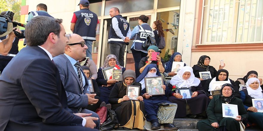 Hafızlar: Evlat nöbetindeki aileleri Kur’an tilaveti ve ilahilerle teselli etti