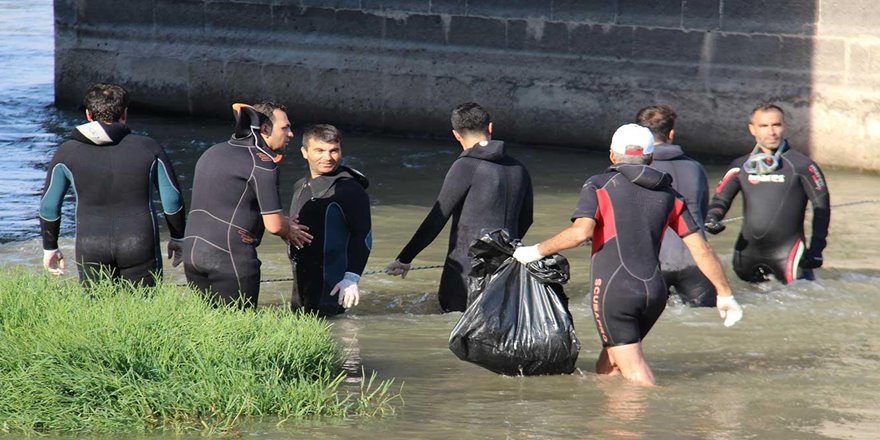 Dalgıçlar Dicle Nehri'ne "Sıfır Atık" dalışı yaptı