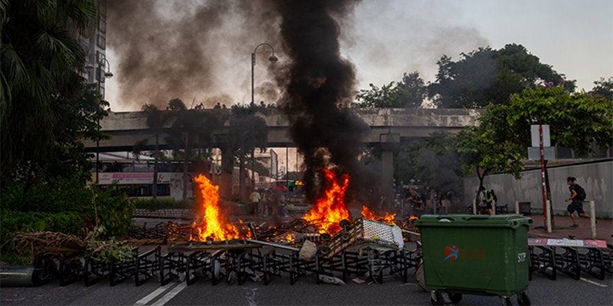 Hong Kong'da sokaklar alev alev