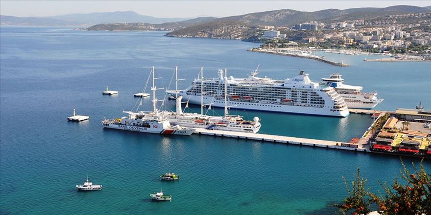 Kuşadası Limanı'na 3 dev gemi birden yanaştı