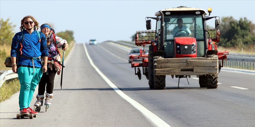 Kaykay ve paten ile dünyayı geziyorlar