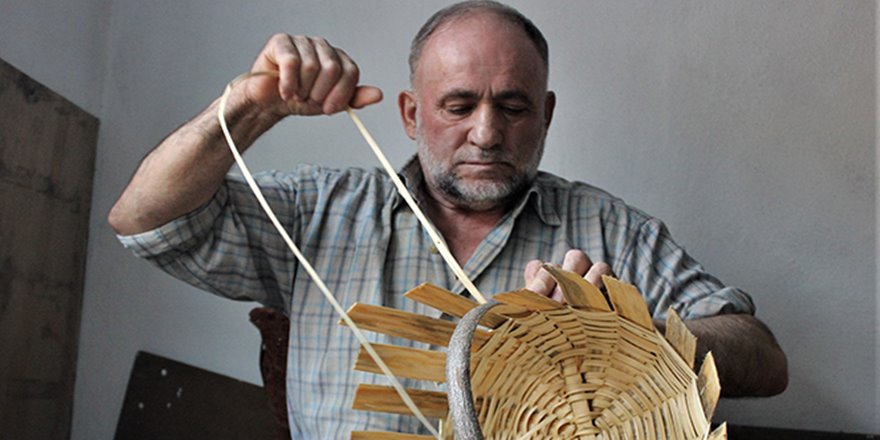 Dedelerinden öğrendiği meslek kaybolmasın diye evini atölyeye çevirdi