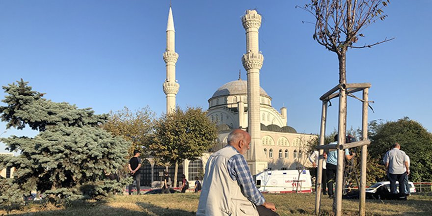 Avcılar'da minaresi yıkılan caminin önünde böyle namaz kıldı
