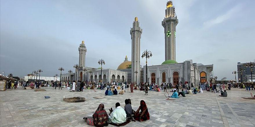 "Camiden uzak kalan bir Müslümanın hayat damarlarından birisi kesilmiş demektir"