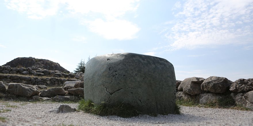 Antik kentteki 'yeşil kaya' gizemini koruyor