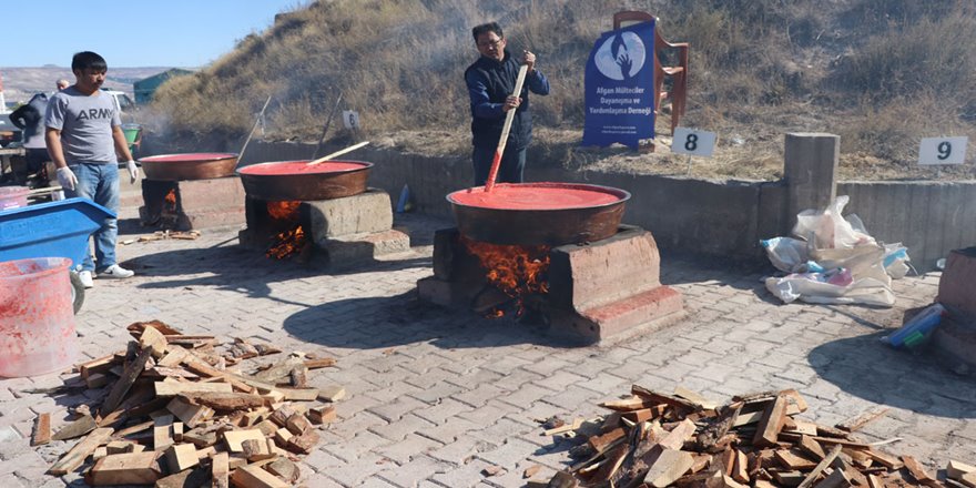 Salça kazanları 'kardeşlik' için kaynıyor