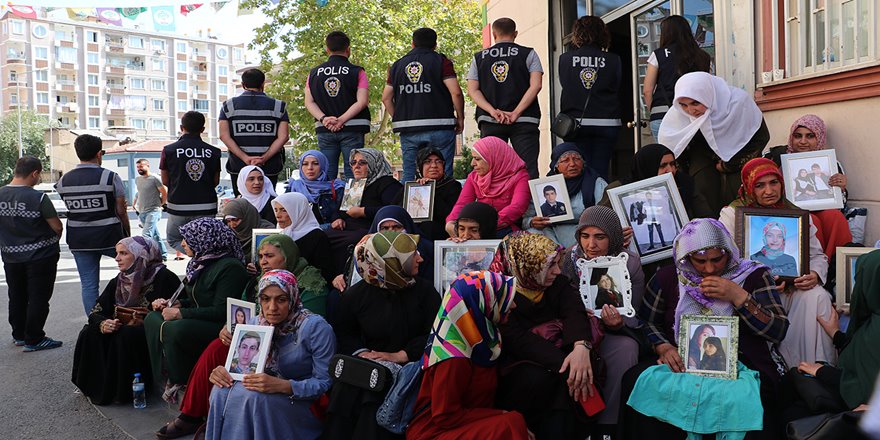 Diyarbakır annelerinin oturma eylemine destek ziyaretleri