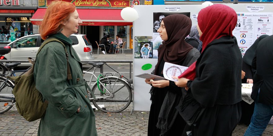 Avrupa'da 25 noktada Müslüman kadınlara yönelik ayrımcılığa karşı sokak aksiyonu