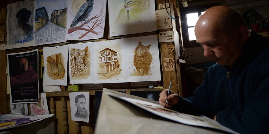 Resimlerinde boya yerine 'kahve' kullanıyor