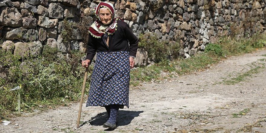 'Asırlık' Döndü nine gençlere taş çıkarıyor