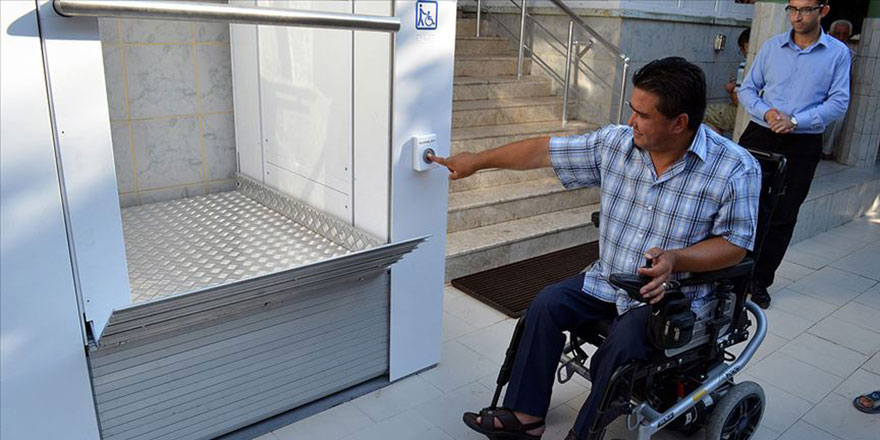 Engelliler, camilerle aralarındaki engellerin kaldırılmasını istiyor