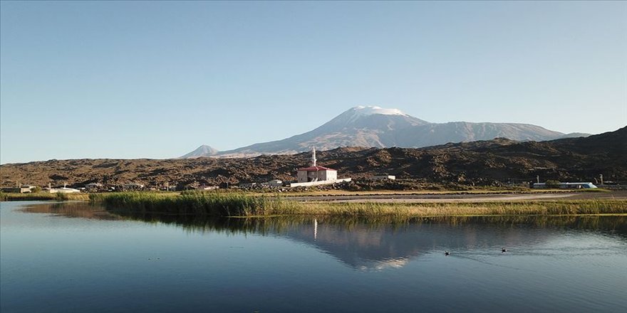 Ağrı Dağı'nın zirvesinde kış, eteğinde sonbahar var
