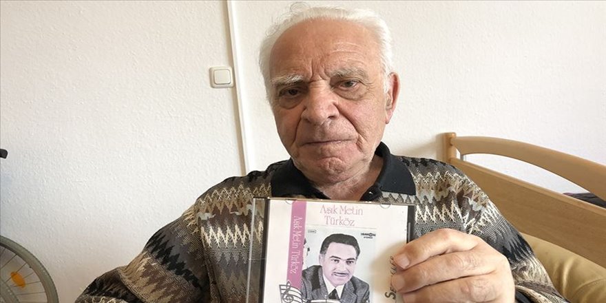 Kayserili aşık vatan hasretini türkülere döktü