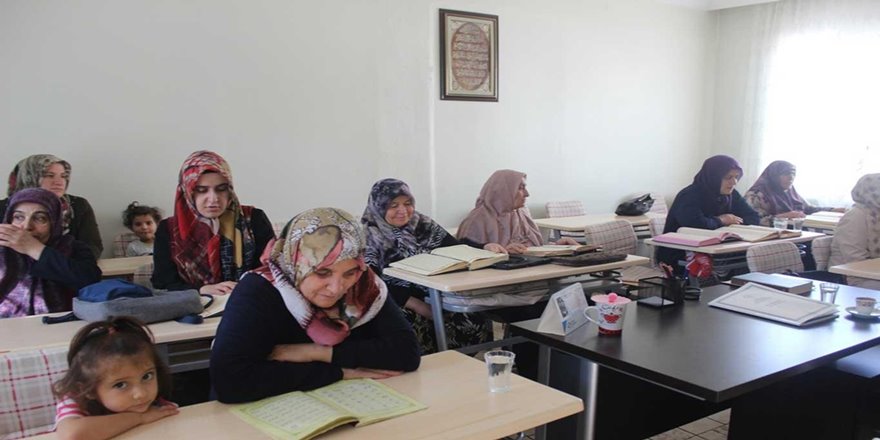 Ninelerin Kur'an öğrenme azmi görenleri imrendiriyor