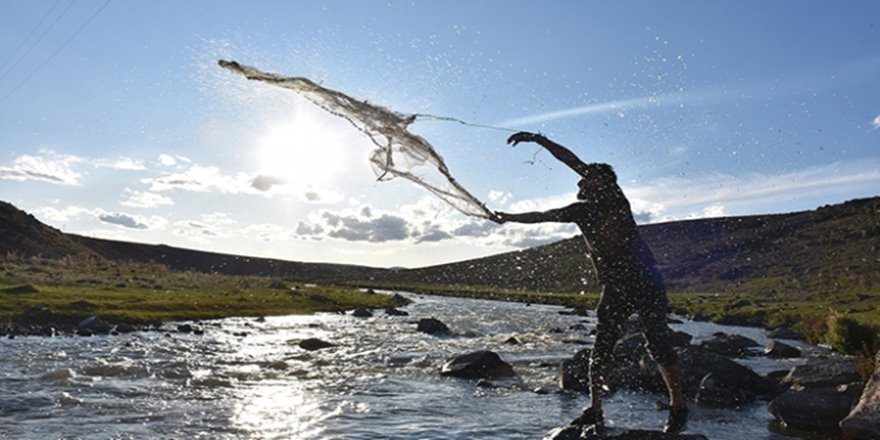 Porsuk Çayı'nda gün batımında balık avı keyfi