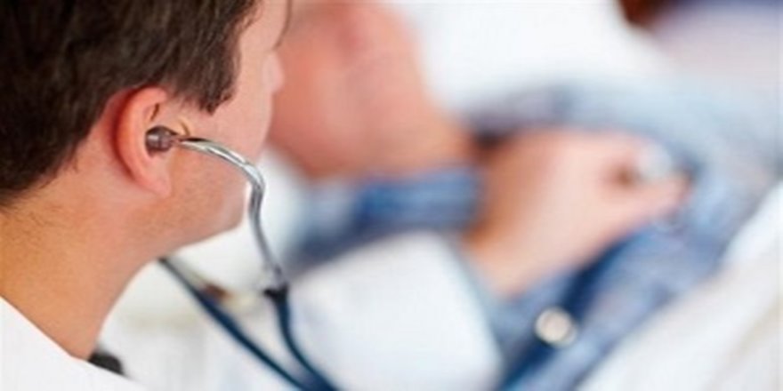 Muayene ücretini öğrencilere burs olarak dağıtıyor