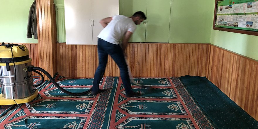 Gönüllü gençler cami temizliğinde buluştu