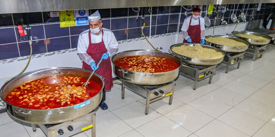 Kilometrelerce yol katederek öğrencilere sıcak yemek taşıyorlar