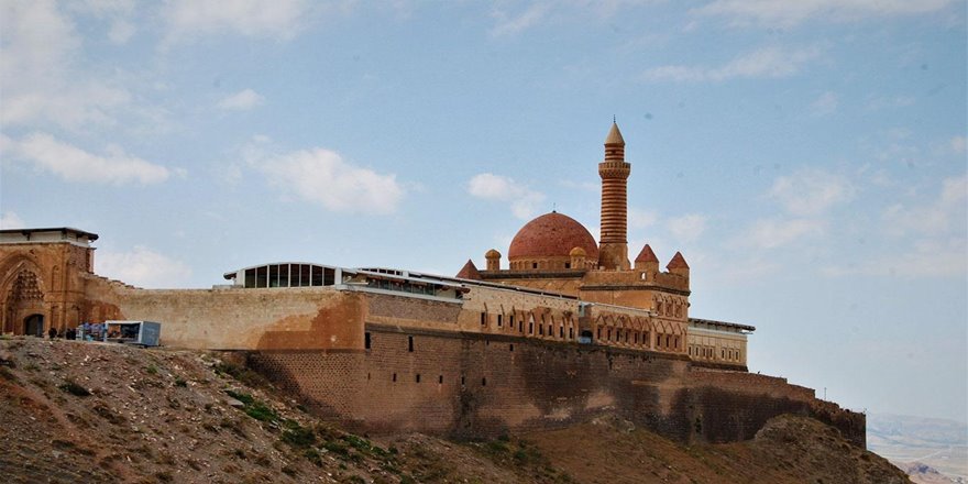 Yerli ve yabancı turizmin gözde mekânı: İshak Paşa Sarayı
