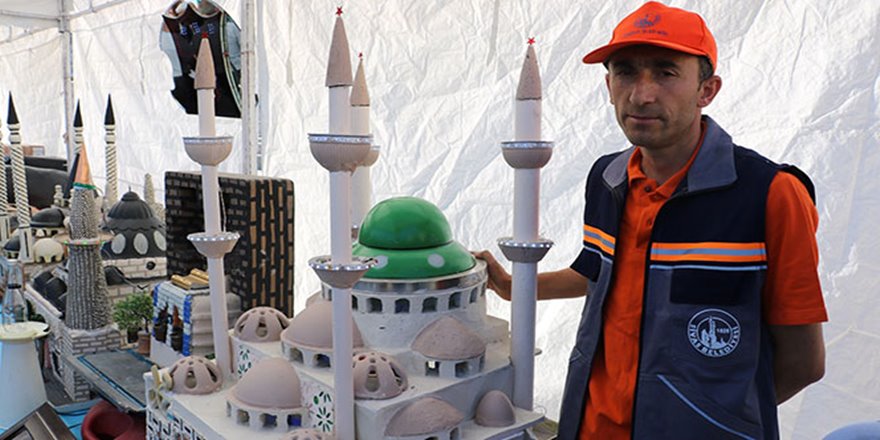 Çöpten tek tek topladıklarını, sanata dönüştürdü