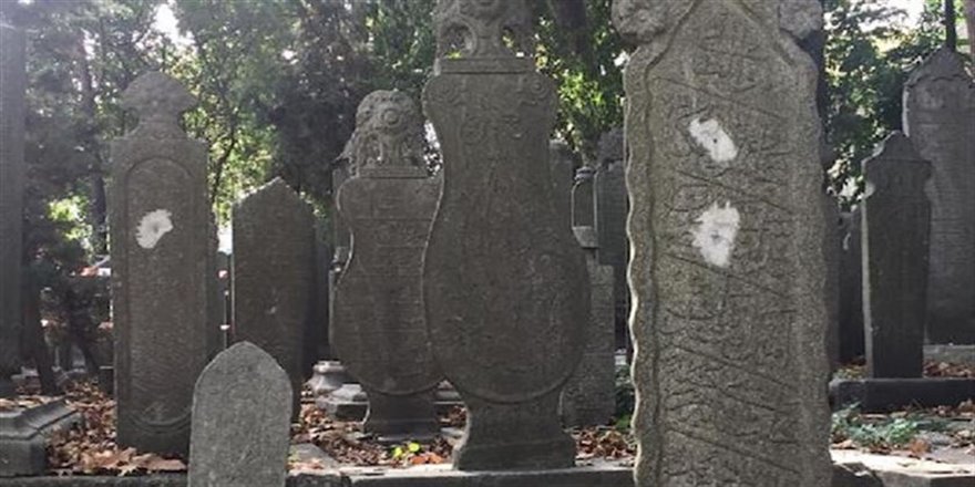 Eyüpsultan Mezarlığı'nda tarihi mezar taşlarında kurşun izi