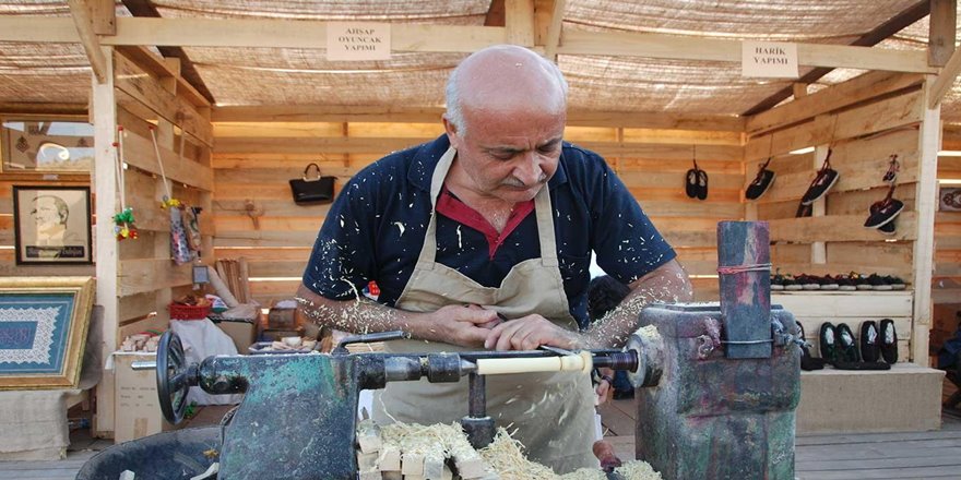 Çocukların mutluluğu için 40 yıldır topaç üretiyor