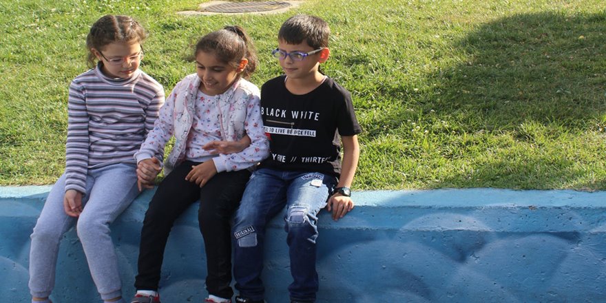 Depremde arkadaşlarına yardımcı olan minikler birlikte maç izledi