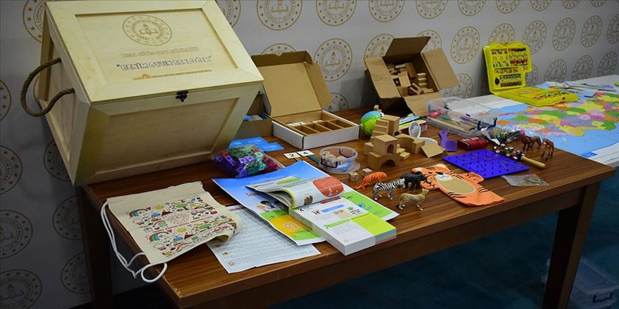 MEB'den okul öncesi çocuklara 'Benim Oyun Sandığım' materyalleri