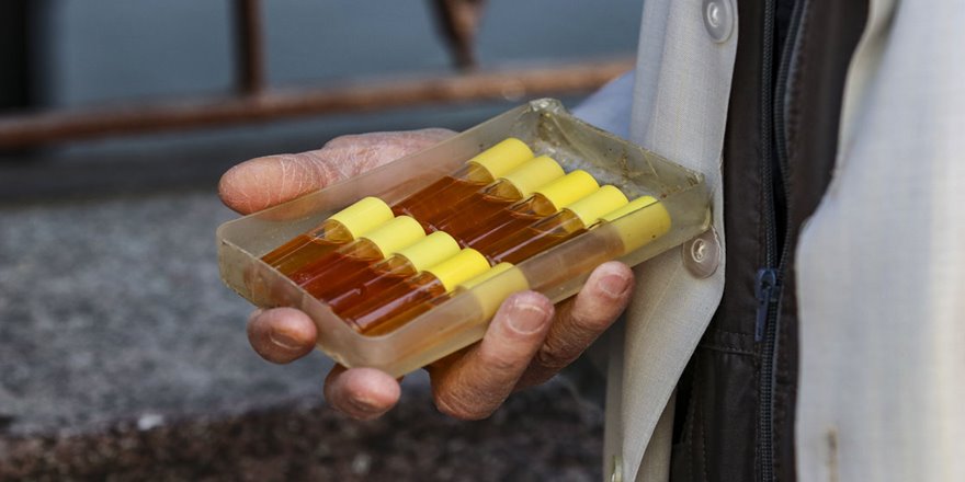 Esanslarını güzel söz ve şiirlerle satıyor