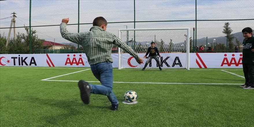 TİKA, savaş mağduru çocuklar için futbol sahası yeniledi