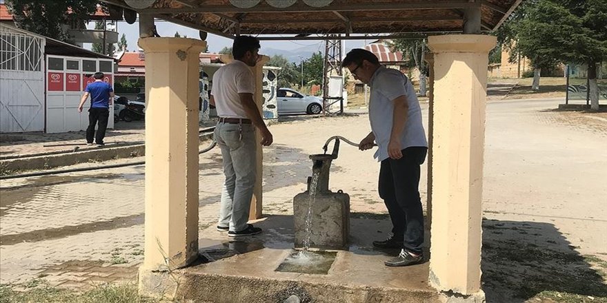 Bu mahalle maden suyunu kuyudan çıkarıyor