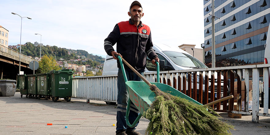 Sokakları temizleyerek kazandığı parayla iki çocuğa burs veriyor
