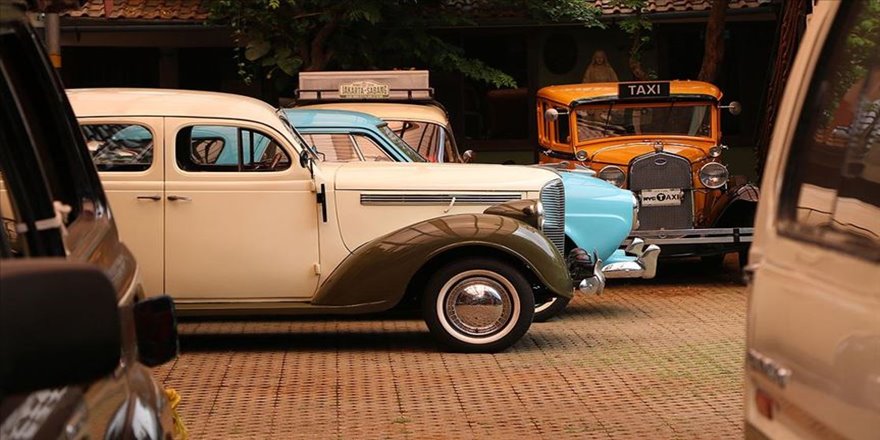 Cakarta'da nostaljik araba koleksiyonu ilgi çekiyor