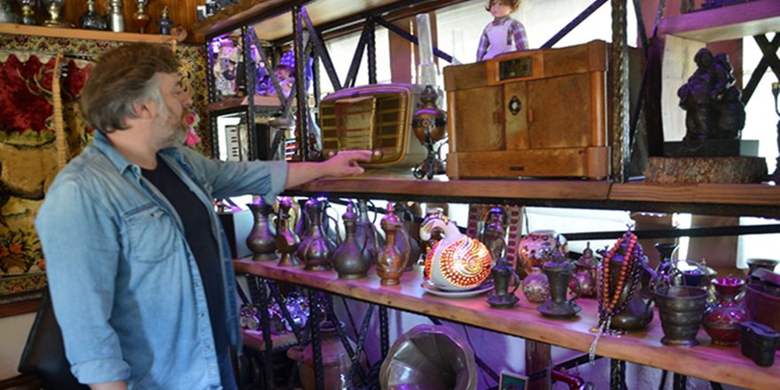 10 yıldır topladığı antika eşyalarla ofisini müzeye çevirdi
